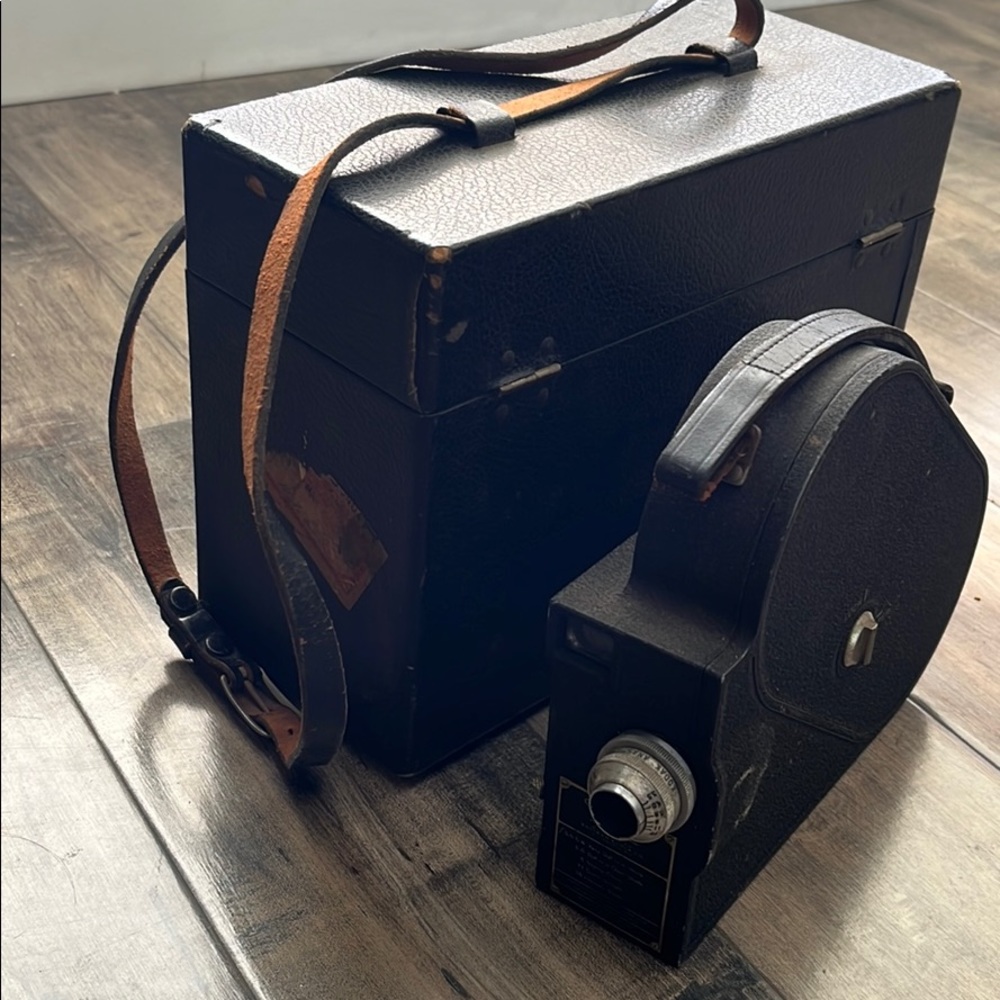 Vintage Cine-Kodak Model E 16mm Movie Camera w/ Manual & Case – 1930s
